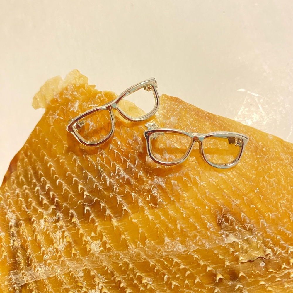 Silver Mini Glasses Pin